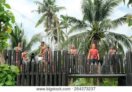 Samut Songkhram, Thailand - Oct 5, 2018 : Statue Of Thai And Chinese Fighting Against Burmese In Ban