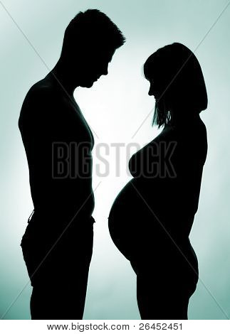 期待着一个婴儿的年轻夫妇的侧面影像