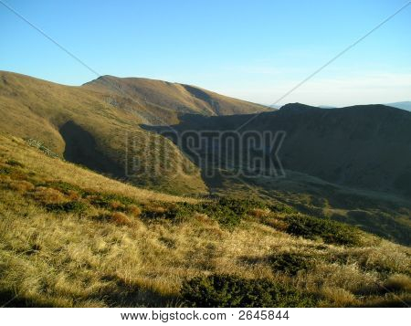 Magnifique paysage de montagne en automne paisible. Carpates. Crête Chornogora. Ukraine.