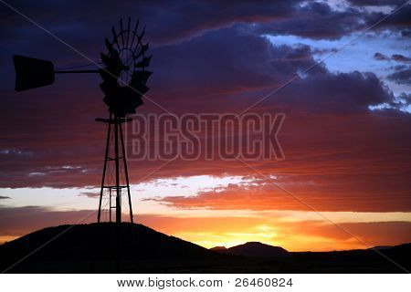 Silhouette della fattoria mulino a vento al tramonto