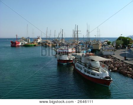 vista del puerto con barcos - Lago Kinneret