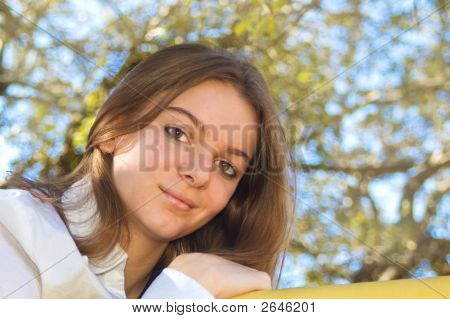 Teen ragazza cerca nella fotocamera