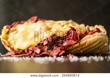 Kumru / New Yorker Sandwich With Cheddar (front View)
