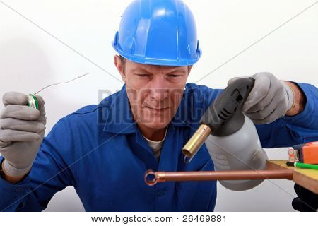 Artisan lutowania rur miedzianych