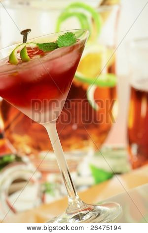 Sommer alkoholholdige rekreative drink med mynte og citron