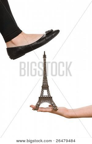 Les pieds en train d'écraser la tour Eiffel