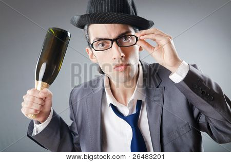 Kaufmann mit Flasche Champagner