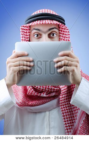 Junge Araber mit Tablet PC