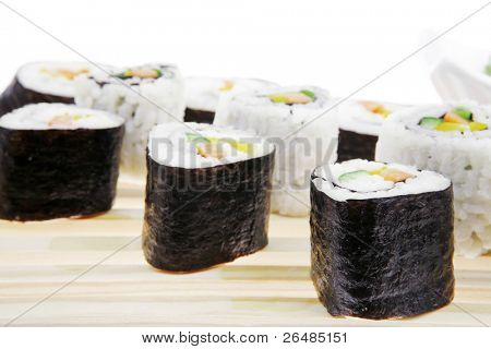 Maki roll mit tief gebraten Gemüse im Inneren. auf dem hölzernen Rost. isoliert auf weißem Hintergrund. Japa