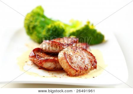 Medaillon di filetto di maiale con verdure verdi fresche