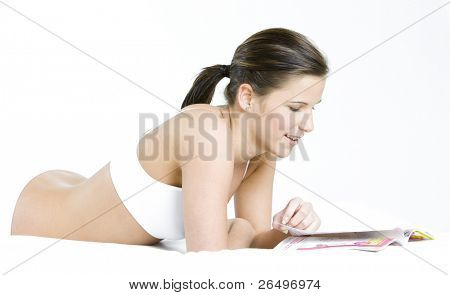 liggende kvinde med en journal