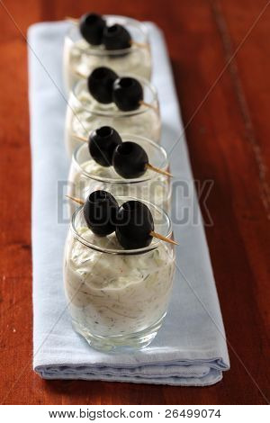 Tzatziki con aceitunas negras