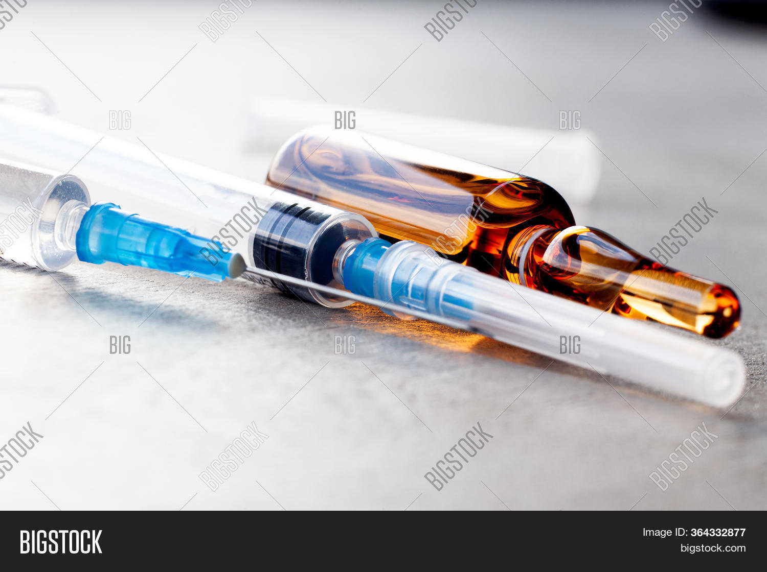 контейнер для шприцов и ампул. прозрачная желатиновая капсула.