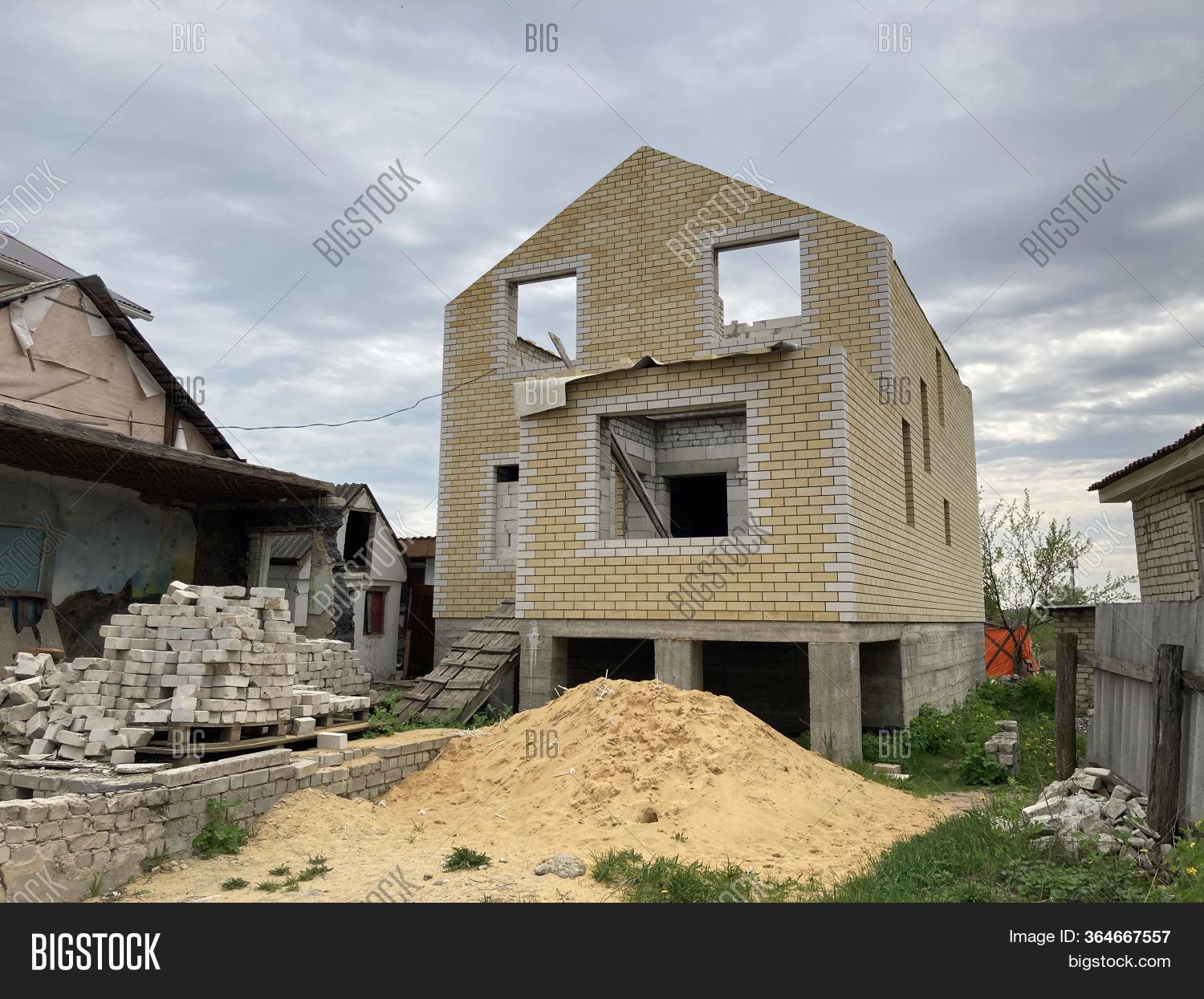 Close Unfinished House Image & Photo (Free Trial) Bigstock