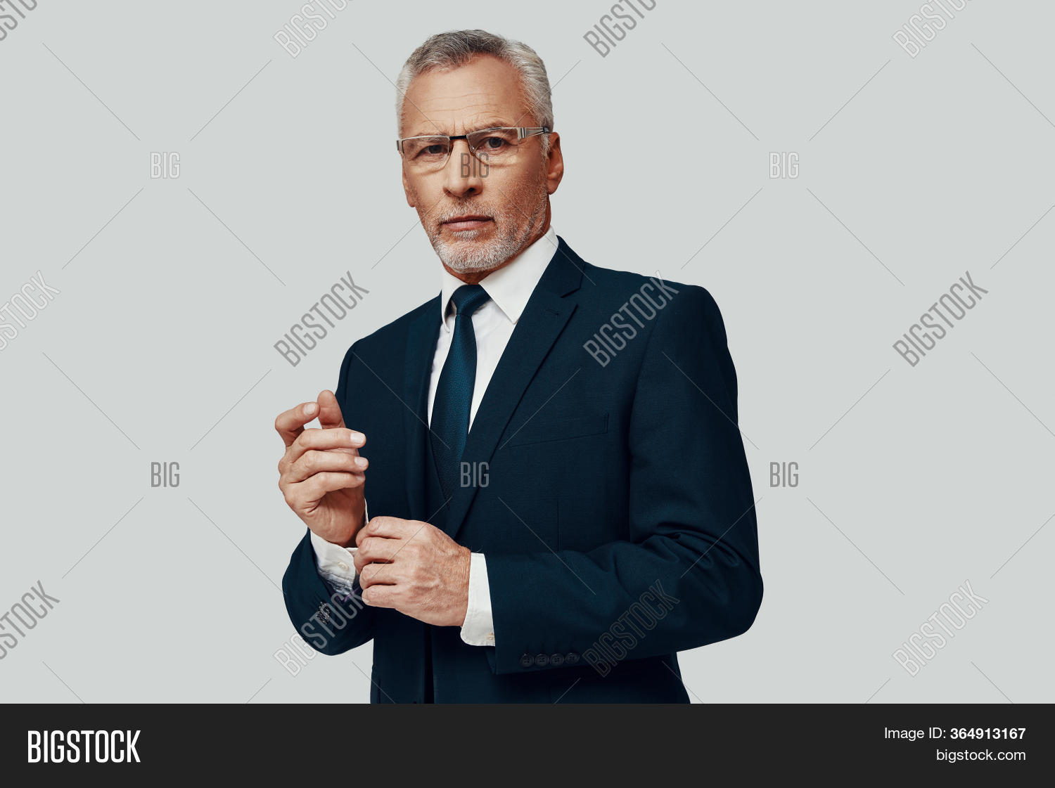 Дед бизнесмен. Модный старик с планшетом. Старик. Дед бизнесмен. Старик с ноутбуком.