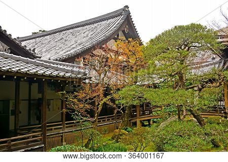 Kyoto, Jp - April 10 - Eikando Zenrinji Temple Roof On April 10, 2017 In Kyoto, Japan. Eikando Forma