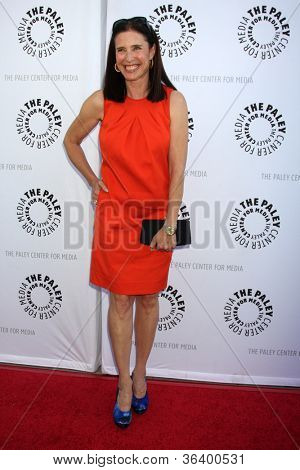 ลอสแองเจลิส - 7 jun: Mimi Rogers arrivimg เดบบีเรย์โนลด์สฮอลลีวูดระลึกคอลเลคชั่น A