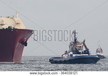 Lng Tanker - The Ship Sails In Tug Security