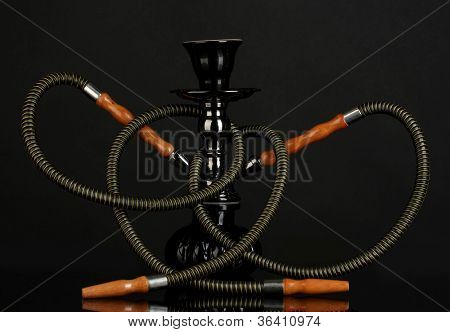 검은 바탕에 절연 물 담 뱃 대