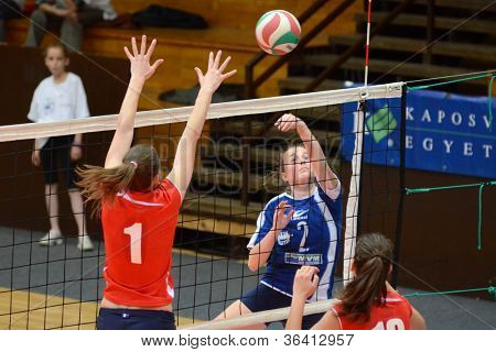 KAPOSVAR, Ungarn - 22 APRIL: Zsanett Pinter (i blåt) i aktion på den ungarske I. League volleyba