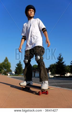 Chlapce na skateboardu