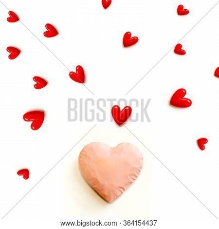 The Red Small Hearts Overflow Around The Pink Heart, And Fly Upwind.and Pink Background And Copy Spa