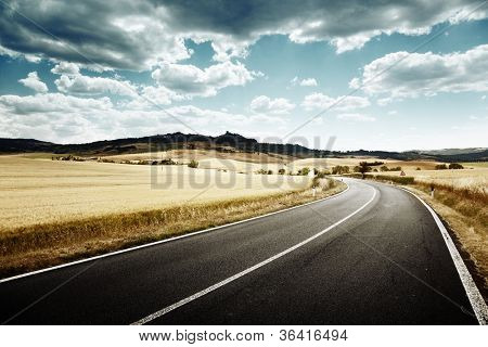 asfaltvej i Toscana, Italien