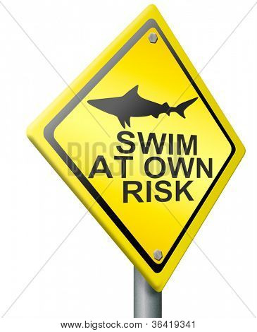 Schwimmen Sie auf eigene Gefahr Hai Angriff Warnung gefährliche Tier in dem Meer Wasser gelbes Schild