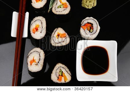 Sushi Maki Roll vihanneksia ja lohen sisällä. musta levy soysauce ja wasabi. Japane
