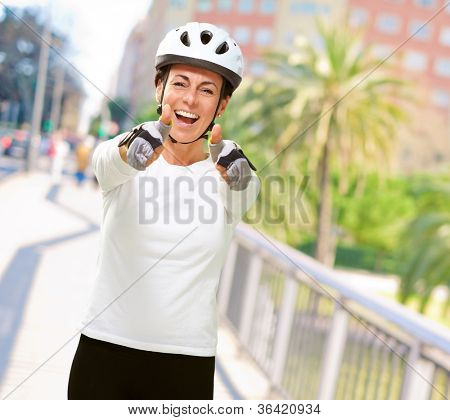 Femme portant casque montrant les deux Thumbs Up, en plein air