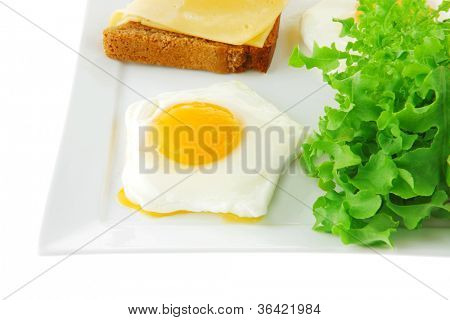 Spiegeleier und gold Käse auf weißen Teller