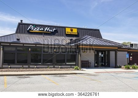 West Lafayette - Circa May 2020: Pizza Hut Fast Casual Restaurant. Pizza Hut Is A Subsidiary Of Yum 