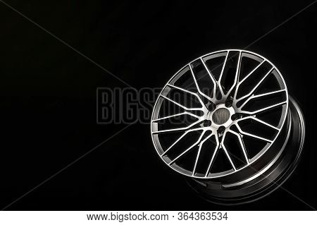 Black Alloy Wheels, Aluminum Disc Sport With A Carbon Fiber Cover. Light Weight And Modern Cool Desi