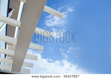 Modrá obloha s středomořské bílé trámy architektura detail