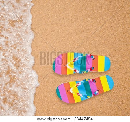 คู่ flipflop สีสันบนชายหาดทะเล