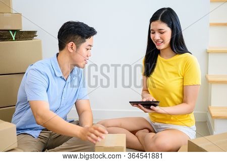 Thai Entrepreneur Couple Are Packing. Oline Shopping And Home Delivery. Lock Down And Self-quarantin