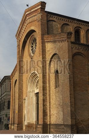 Historic Aurelio Saffi Square In Forli, Emilia Romagna, Italy: Facade Of San Mercuriale