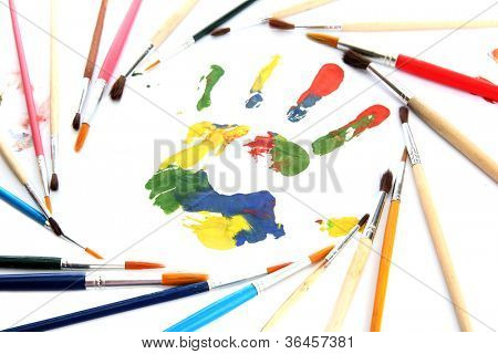 สีมือพิมพ์ ด้วยแปรง แยกต่างหากบนพื้นสีขาว