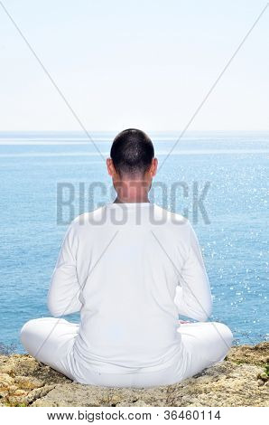 ผู้แต่งในการใคร่ครวญขาวในถ้อยหาด