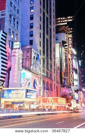 NEW YORK CITY, New York - joulu 12: 42nd Street liikennettä ja mainoksessa on kätevää uusi yo