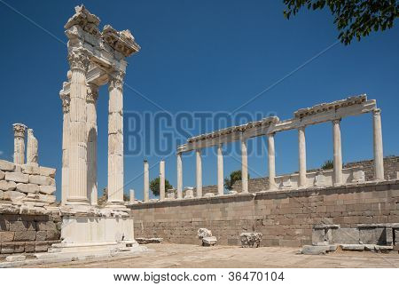 Храм Траяна в Acropolis Пергамон в Турции