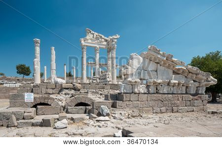 Храм Траяна в Acropolis Пергамон в Турции