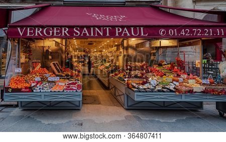 Marais, Paris, France --november 4, 2017. A Close-up Wide Angle Photo Taken At The Entrance To A Foo