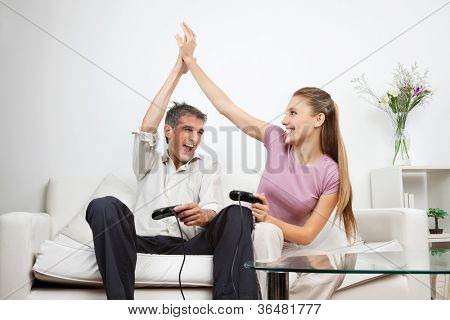 คู่ให้เป็น high-five กันในขณะที่มีเวลาเล่นเกมด้วยกัน
