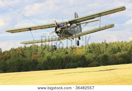 Paradropper storico famoso di PILSEN, Repubblica Ceca - 26 agosto: Antonov An-2, in questi giorni più grandi 