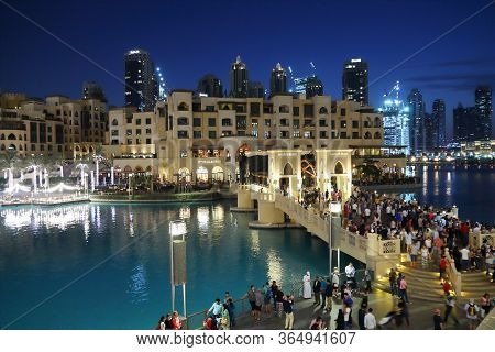 Dubai, Uae - November 22, 2017: Shoppers Visit The Lake At Dubai Mall. It Is The Largest Mall In The