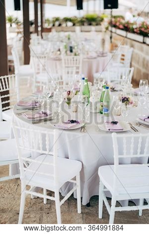 Wedding Dinner Table Reception. Round Banquet Table With White Tablecloth And White Chiavari Chairs.