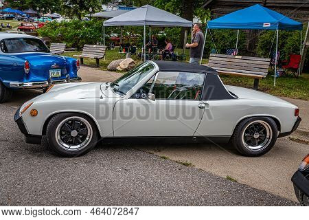 Des Moines, Ia - July 01, 2022: High Perspective Side View Of A 1974 Porsche 914 Targa Coupe At A Lo