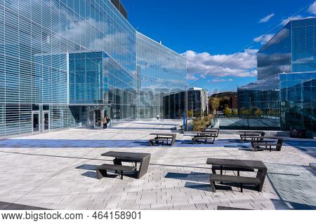 Montreal, Ca - 10 October 2022: Science Complex Building Of The Universite De Montreal On Campus Mil