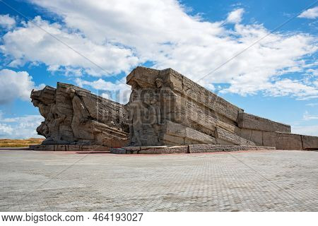 Monument To Defenders, Soldiers Of Quarry.world War.